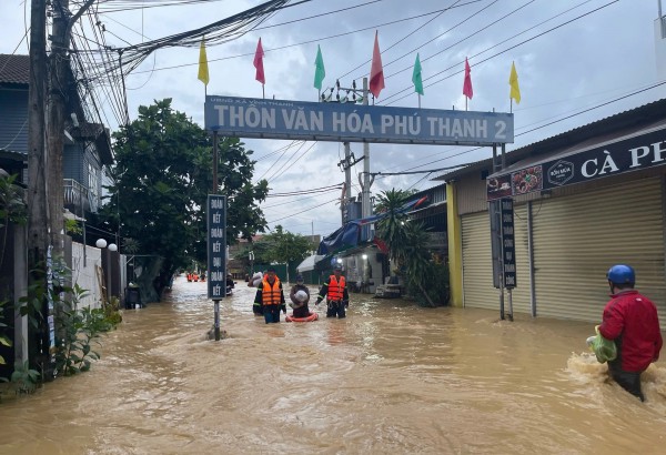Mưa lũ tại Khánh Hòa: Nước sông Cái dâng nhanh, người dân leo mái nhà cầu cứu Mưa lũ tại Khánh Hòa: Nước sông Cái dâng nhanh, người dân leo mái nhà cầu cứu