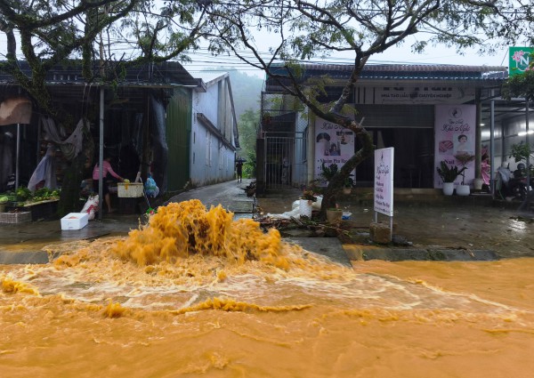 Mưa trắng trời A Lưới, đường Hồ Chí Minh thành sông Mưa trắng trời A Lưới, đường Hồ Chí Minh thành sông