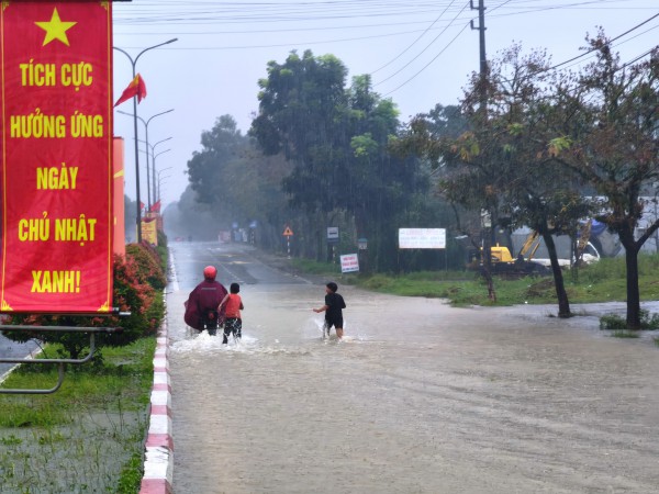 Mưa trắng trời A Lưới, đường Hồ Chí Minh thành sông Mưa trắng trời A Lưới, đường Hồ Chí Minh thành sông