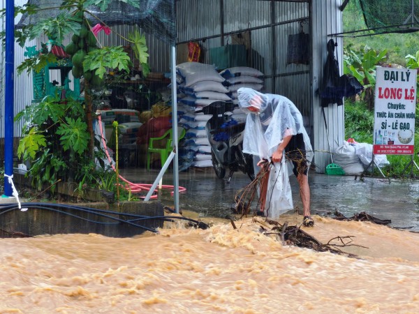 Mưa trắng trời A Lưới, đường Hồ Chí Minh thành sông Mưa trắng trời A Lưới, đường Hồ Chí Minh thành sông