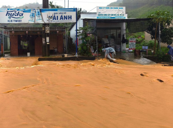 Mưa trắng trời A Lưới, đường Hồ Chí Minh thành sông Mưa trắng trời A Lưới, đường Hồ Chí Minh thành sông