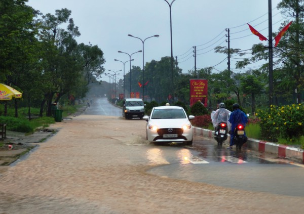 Mưa trắng trời A Lưới, đường Hồ Chí Minh thành sông Mưa trắng trời A Lưới, đường Hồ Chí Minh thành sông