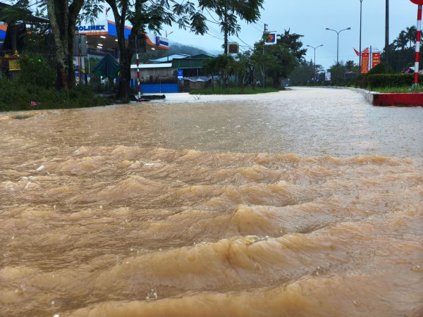 Mưa trắng trời A Lưới, đường Hồ Chí Minh thành sông Mưa trắng trời A Lưới, đường Hồ Chí Minh thành sông