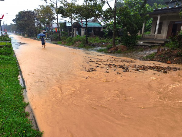 Mưa trắng trời A Lưới, đường Hồ Chí Minh thành sông Mưa trắng trời A Lưới, đường Hồ Chí Minh thành sông