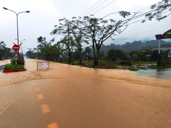 Mưa trắng trời A Lưới, đường Hồ Chí Minh thành sông Mưa trắng trời A Lưới, đường Hồ Chí Minh thành sông