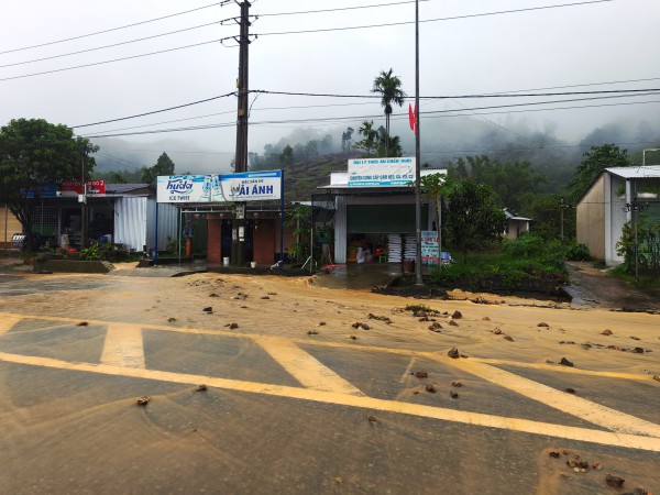 Mưa trắng trời A Lưới, đường Hồ Chí Minh thành sông Mưa trắng trời A Lưới, đường Hồ Chí Minh thành sông