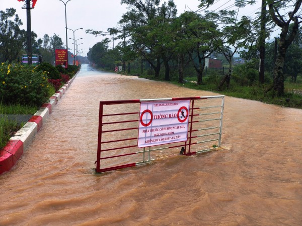 Mưa trắng trời A Lưới, đường Hồ Chí Minh thành sông Mưa trắng trời A Lưới, đường Hồ Chí Minh thành sông