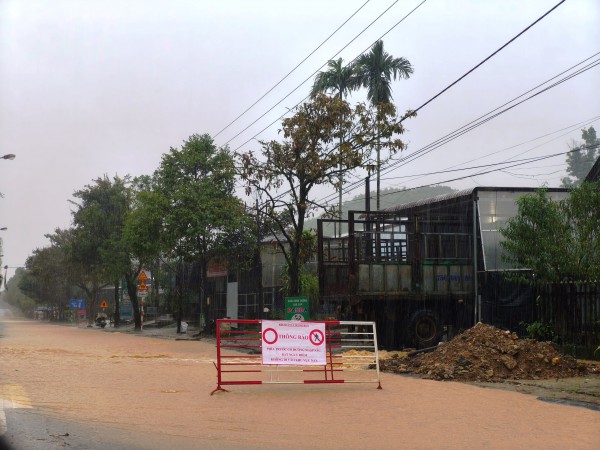 Mưa trắng trời A Lưới, đường Hồ Chí Minh thành sông Mưa trắng trời A Lưới, đường Hồ Chí Minh thành sông