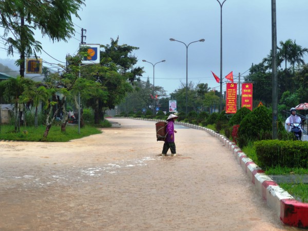 Mưa trắng trời A Lưới, đường Hồ Chí Minh thành sông Mưa trắng trời A Lưới, đường Hồ Chí Minh thành sông
