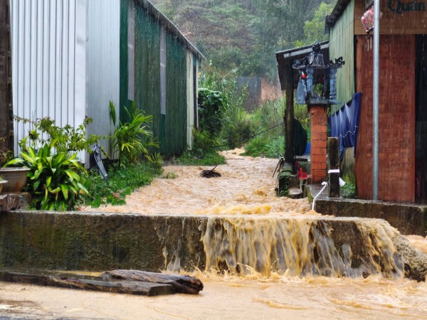 Mưa trắng trời A Lưới, đường Hồ Chí Minh thành sông Mưa trắng trời A Lưới, đường Hồ Chí Minh thành sông