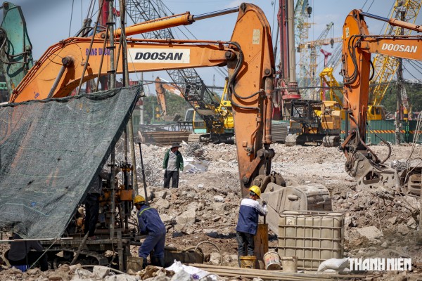 Muôn kiểu chống nắng trong ngày Hà Nội nóng đỉnh điểm