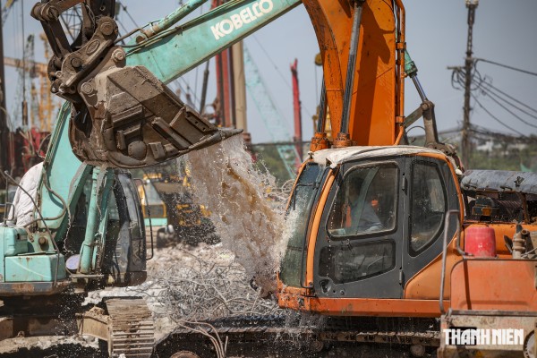 Muôn kiểu chống nắng trong ngày Hà Nội nóng đỉnh điểm