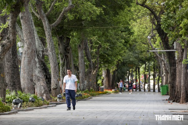 Muôn kiểu chống nắng trong ngày Hà Nội nóng đỉnh điểm