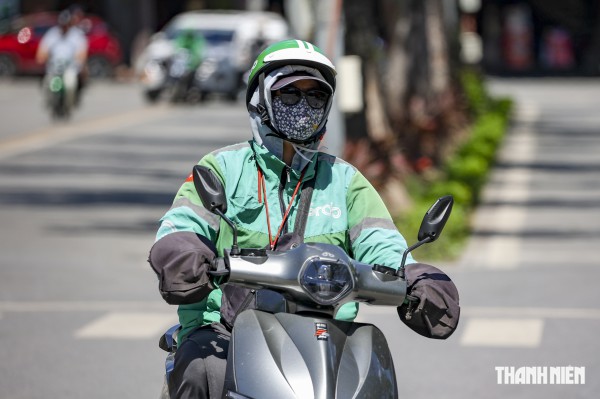 Muôn kiểu chống nắng trong ngày Hà Nội nóng đỉnh điểm