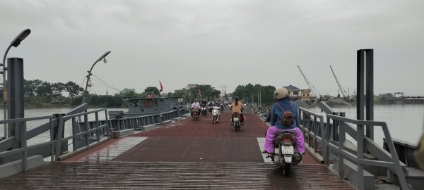 Nam Định: Một tàu hàng va chạm với cầu phao Ninh Cường