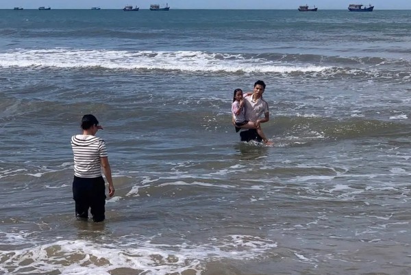 Nam sinh lớp 12 ở Quảng Trị lao ra biển cứu bé gái bị đuối nước Nam sinh lớp 12 ở Quảng Trị lao ra biển cứu bé gái bị đuối nước