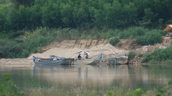 Nạn trộm cát tái diễn trên sông Trà Khúc