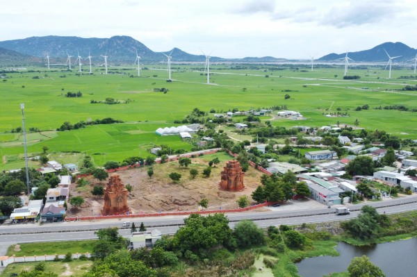Nắn tuyến đường sắt tốc độ cao Bắc - Nam tránh tháp Chăm hơn 1.000 năm tuổi Nắn tuyến đường sắt tốc độ cao Bắc - Nam tránh tháp Chăm hơn 1.000 năm tuổi