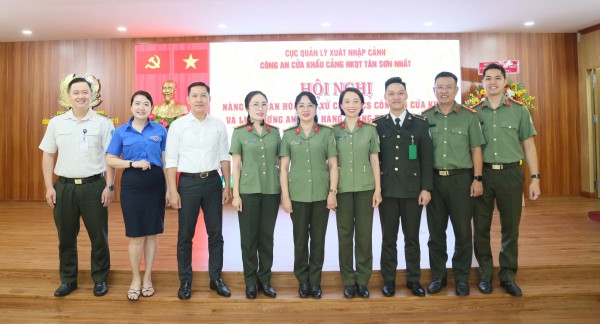 Nâng cao văn hóa ứng xử cho công an cửa khẩu, an ninh hàng không Nâng cao văn hóa ứng xử cho công an cửa khẩu, an ninh hàng không