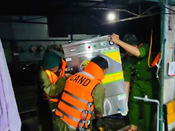 Ngập lụt ở Gia Lai: Công an trắng đêm cứu dân Ngập lụt ở Gia Lai: Công an trắng đêm cứu dân