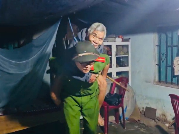 Ngập lụt ở Gia Lai: Công an trắng đêm cứu dân Ngập lụt ở Gia Lai: Công an trắng đêm cứu dân