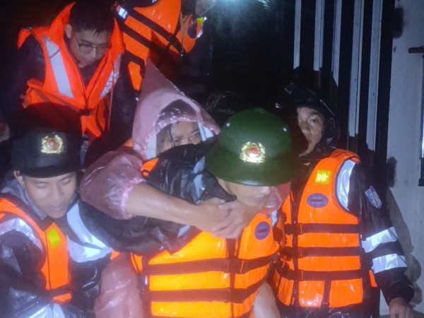 Ngập lụt ở Gia Lai: Công an trắng đêm cứu dân Ngập lụt ở Gia Lai: Công an trắng đêm cứu dân