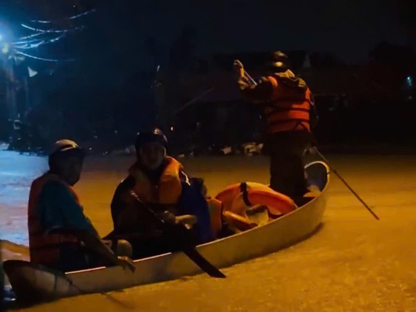 Ngập lụt ở Gia Lai: Công an trắng đêm cứu dân Ngập lụt ở Gia Lai: Công an trắng đêm cứu dân