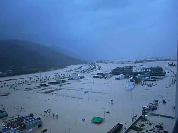 Ngập lụt ở Gia Lai: Công an trắng đêm cứu dân Ngập lụt ở Gia Lai: Công an trắng đêm cứu dân