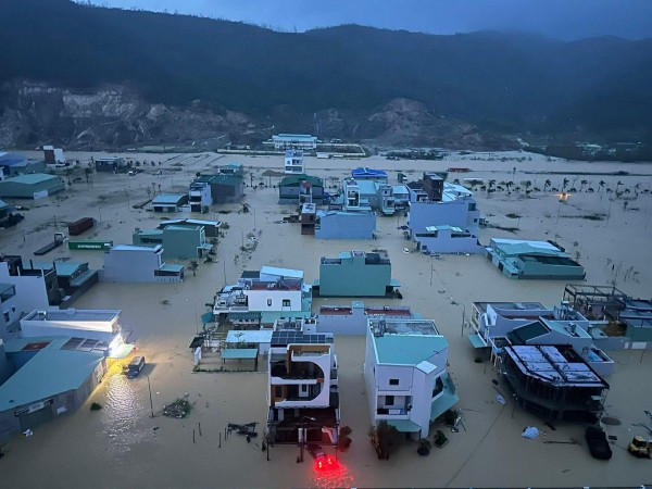 Ngập lụt ở Quy Nhơn, dân thức trắng đêm chạy lũ Ngập lụt ở Quy Nhơn, dân thức trắng đêm chạy lũ