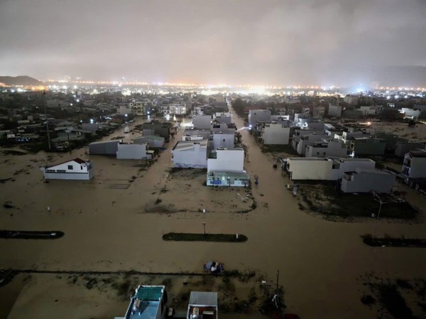 Ngập lụt ở Quy Nhơn, dân thức trắng đêm chạy lũ Ngập lụt ở Quy Nhơn, dân thức trắng đêm chạy lũ