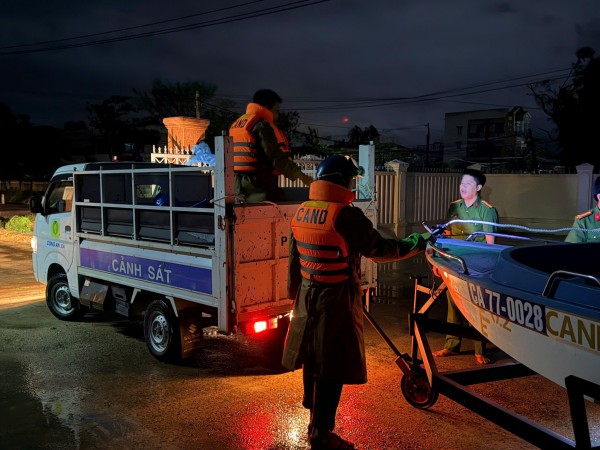 Ngập lụt ở Quy Nhơn, dân thức trắng đêm chạy lũ Ngập lụt ở Quy Nhơn, dân thức trắng đêm chạy lũ