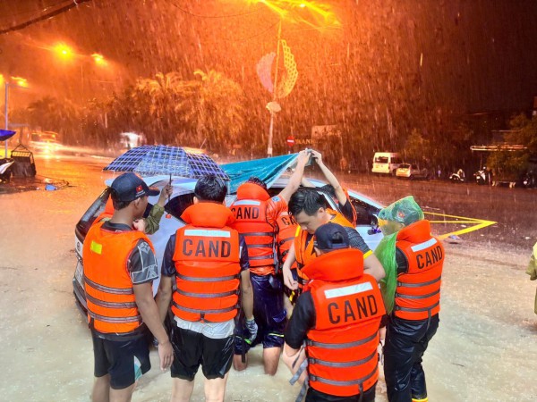 Ngập lụt ở Quy Nhơn, dân thức trắng đêm chạy lũ Ngập lụt ở Quy Nhơn, dân thức trắng đêm chạy lũ