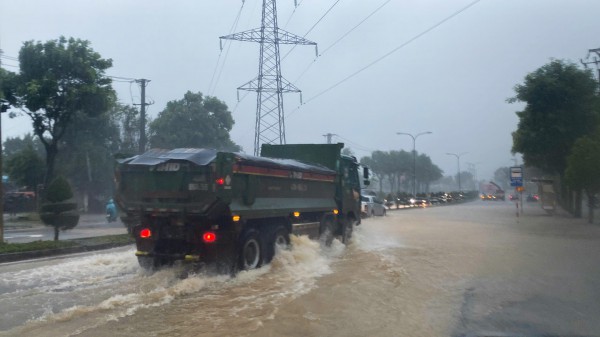 Ngập lụt ở phía tây Đà Nẵng: Công an dầm mưa chốt chặn cảnh báo người dân