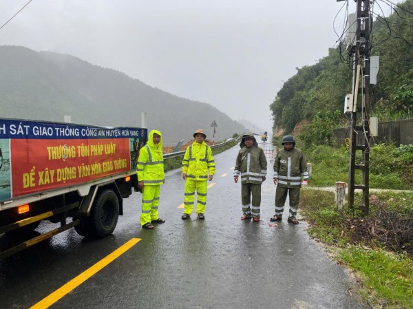 Ngập lụt ở phía tây Đà Nẵng: Công an dầm mưa chốt chặn cảnh báo người dân