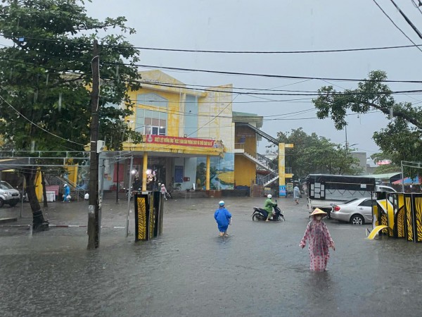 Ngập lụt ở phía tây Đà Nẵng: Công an dầm mưa chốt chặn cảnh báo người dân