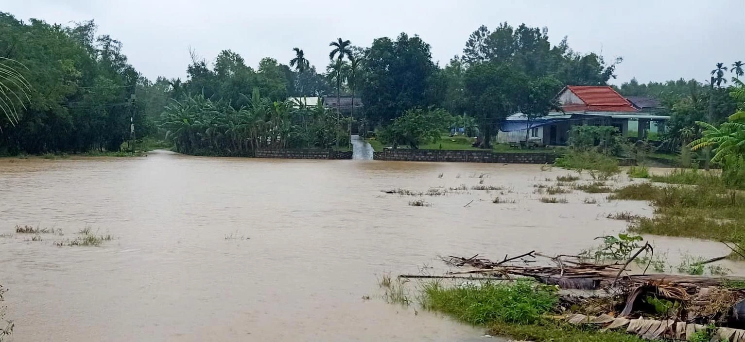 Ngập lụt ở phía tây Đà Nẵng: Công an dầm mưa chốt chặn cảnh báo người dân