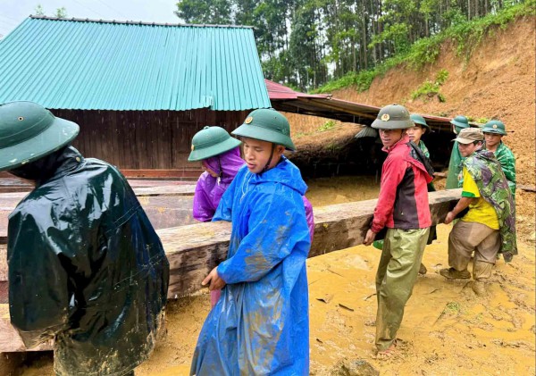 Ngập lụt, sạt lở nghiêm trọng ở nhiều tỉnh miền Trung Ngập lụt, sạt lở nghiêm trọng ở nhiều tỉnh miền Trung