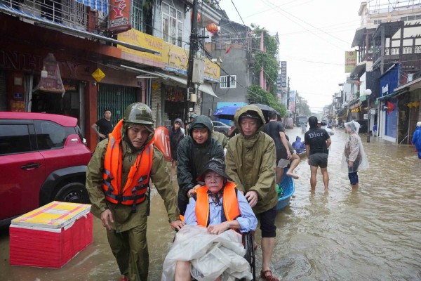 Ngập lụt, sạt lở nghiêm trọng ở nhiều tỉnh miền Trung Ngập lụt, sạt lở nghiêm trọng ở nhiều tỉnh miền Trung