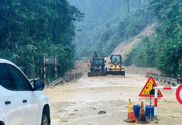 Ngập lụt, sạt lở nghiêm trọng ở nhiều tỉnh miền Trung Ngập lụt, sạt lở nghiêm trọng ở nhiều tỉnh miền Trung