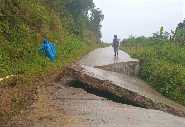 Ngập lụt, sạt lở nghiêm trọng ở nhiều tỉnh miền Trung Ngập lụt, sạt lở nghiêm trọng ở nhiều tỉnh miền Trung