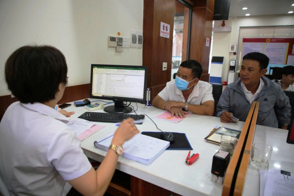 Ngày đầu làm việc ở xã mới: 'Trước xử lý cả giờ, nay chỉ mất 15 phút’