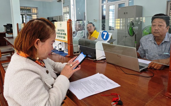 Ngày đầu làm việc ở xã mới: 'Trước xử lý cả giờ, nay chỉ mất 15 phút’