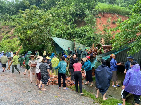 Nghệ An: Di dời khẩn cấp hàng chục hộ dân vì sạt lở