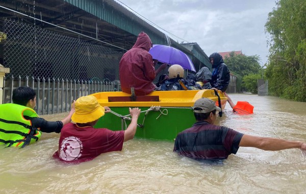 Nghệ An, Hà Tĩnh hàng ngàn nhà dân bị ngập lụt