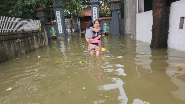 Nghệ An: Người dân vùng lũ tất tả ‘chạy lụt’