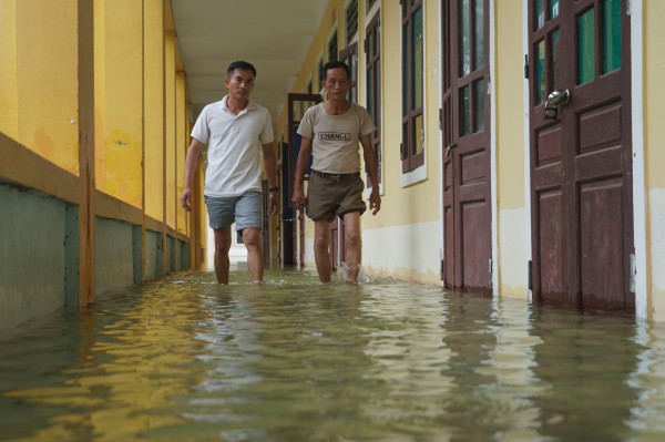 Nghệ An: Quốc lộ 7 ngập sâu trong lũ, giao thông ách tắc