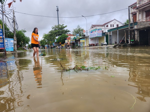 Nghệ An: Quốc lộ 7 ngập sâu trong lũ, giao thông ách tắc