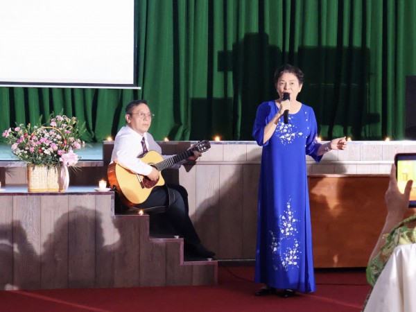 Nghe bác sĩ hát giữa bệnh viện, bệnh nhân tai biến nói ‘Tôi thấy ấm lòng!' Nghe bác sĩ hát giữa bệnh viện, bệnh nhân tai biến nói ‘Tôi thấy ấm lòng!'