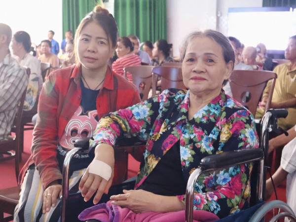 Nghe bác sĩ hát giữa bệnh viện, bệnh nhân tai biến nói ‘Tôi thấy ấm lòng!' Nghe bác sĩ hát giữa bệnh viện, bệnh nhân tai biến nói ‘Tôi thấy ấm lòng!'