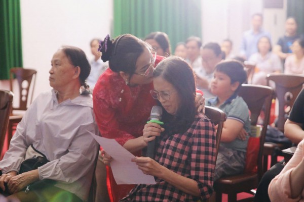 Nghe bác sĩ hát giữa bệnh viện, bệnh nhân tai biến nói ‘Tôi thấy ấm lòng!' Nghe bác sĩ hát giữa bệnh viện, bệnh nhân tai biến nói ‘Tôi thấy ấm lòng!'